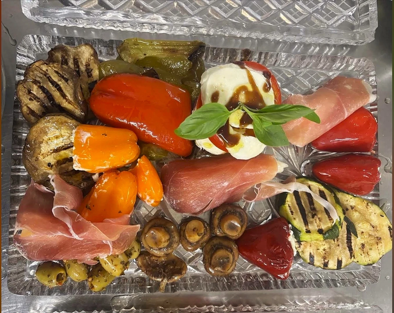 Italienische Antipasti mit gegrilltem Gemüse und Schinken