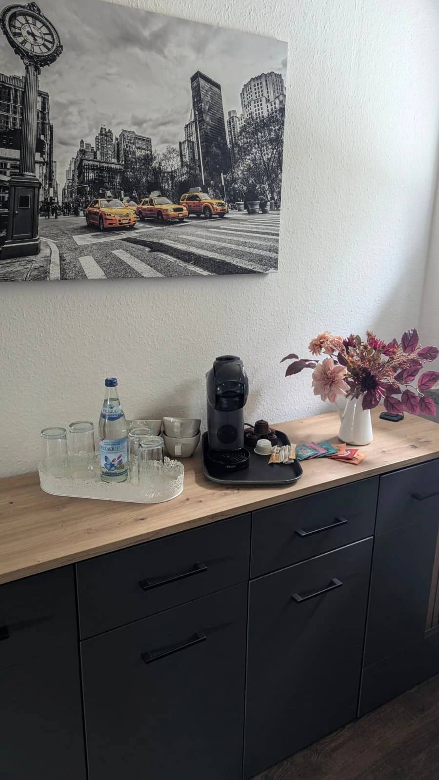 Kaffeemaschine mit Tee und Kaffee im Pensionszimmer