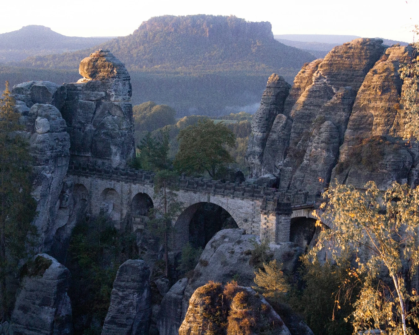 Basteibrücke und Felslandschaft der Sächsischen Schweiz im Abendlicht